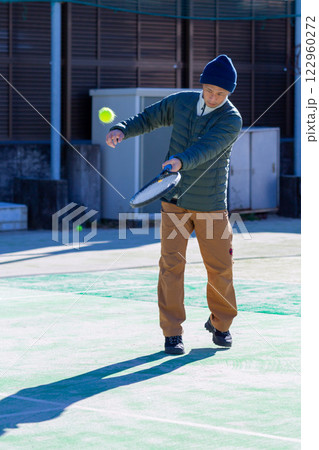 テニスをする男性 テニスをする男性 122960272