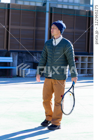 テニスをする男性 122960275