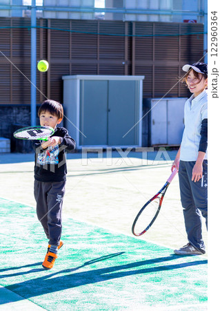 テニスをする親子 122960364