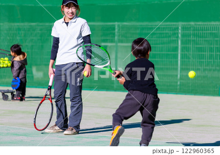 テニスをする親子 テニスをする親子 122960365