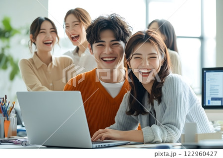 自然光あふれるオフィスで働く笑顔の日本人チーム 122960427