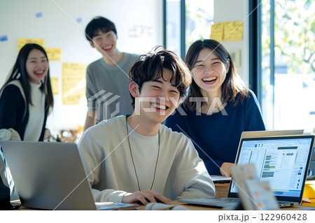 明るい窓辺で楽しげに働く日本人若者たちの一瞬 122960428