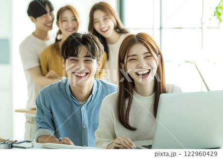 テクノロジーと和が共存する現代的オフィスの一コマ 122960429