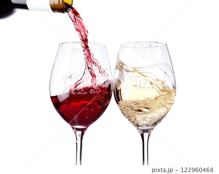 透明なグラスに2種類のワインが注がれる高解像度イメージ 122960468