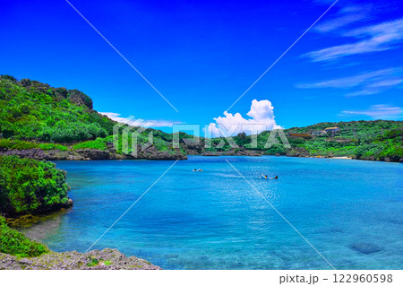 南国の宮古島。イムギャーマリンガーデンの入江でマリンスポーツを楽しむ人々 南国の宮古島。イムギャーマリンガーデンの入江でマリンスポーツを楽しむ人々 122960598