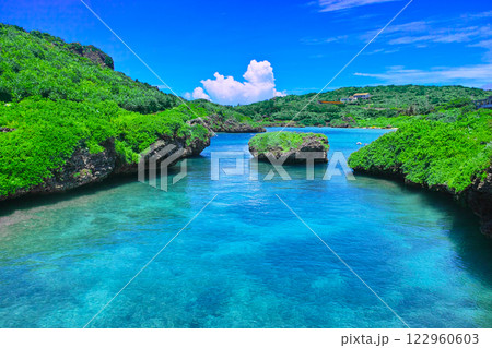 真夏の宮古島。イムギャーマリンガーデンの風景 122960603