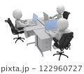 たくさんの机が並ぶオフィスで、ノートパソコンを操作して仕事するビジネスマンたち 122960727