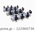 たくさんの机が並ぶオフィスで、ノートパソコンを操作して仕事するビジネスマンたち 122960736