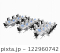 たくさんの机が並ぶオフィスで、ノートパソコンを操作して仕事するビジネスマンたち 122960742