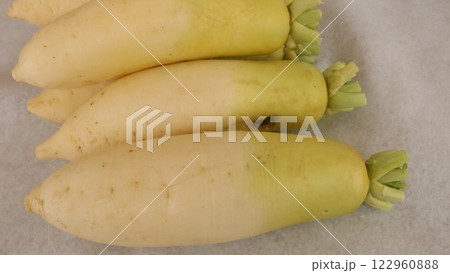収穫したばかりの新鮮な複数の大根 122960888