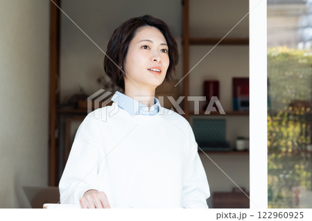 窓の外を見る女性 窓の外を見る女性 122960925