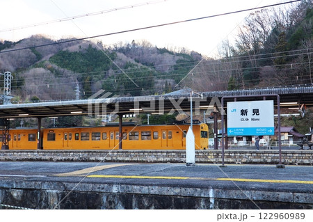 JR伯備線・姫新線 新見駅のホームに停車する列車 JR伯備線・姫新線 新見駅のホームに停車する列車 122960989