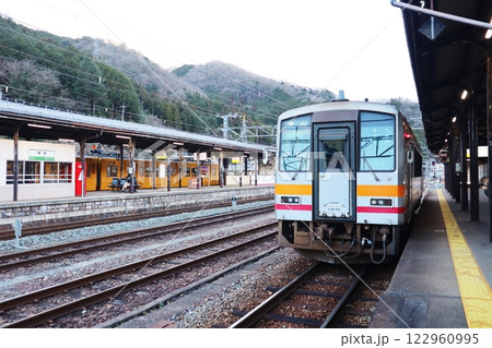 JR伯備線・姫新線 新見駅のホームに停車する列車 JR伯備線・姫新線 新見駅のホームに停車する列車 122960995