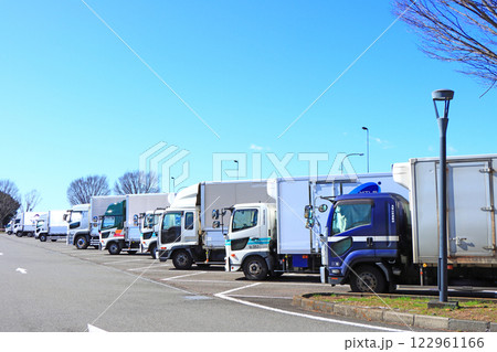 静岡県焼津市、多くの車で賑わう日本坂パーキングエリアの風景 122961166