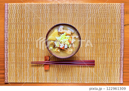 敷物の上のけんちん汁 122961309