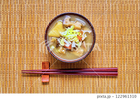敷物の上のけんちん汁 122961310