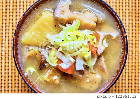 敷物の上のけんちん汁 122961312