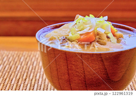 敷物の上のけんちん汁 122961319