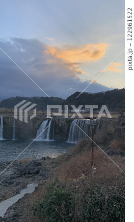 美しい夕焼けに染まる原尻の滝 122961522