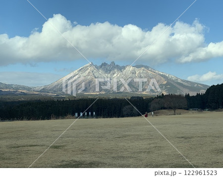 雪に染まる根子岳 122961523