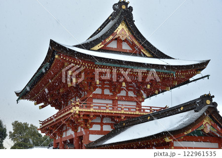 雪が降る伏見稲荷　楼門【重文】 122961535