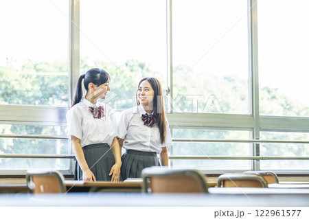 女子高生　2人　話す　会話　教室　友達 122961577