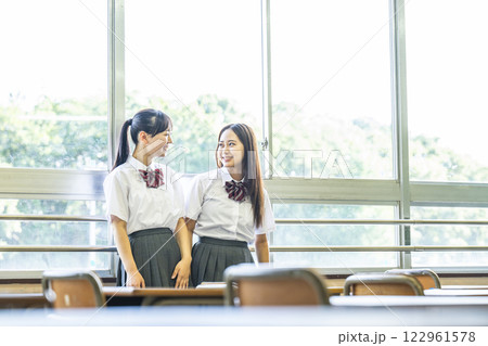 女子高生　2人　話す　会話　教室　友達 122961578
