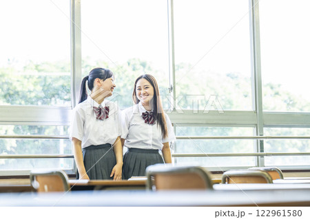 女子高生　2人　話す　会話　教室　友達 122961580