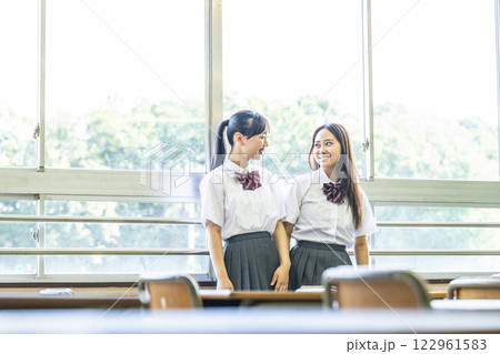 女子高生　2人　話す　会話　教室　友達 122961583