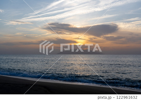 屋久島のいなか浜の夕日 122961632