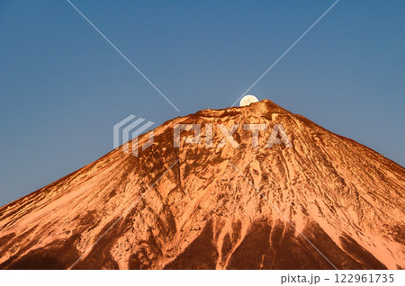 （静岡県）富士宮市から見る昇るパール富士の絶景 122961735