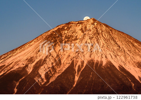 (静岡県)富士宮市から見る昇るパール富士の絶景 (静岡県)富士宮市から見る昇るパール富士の絶景 122961738