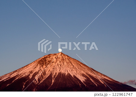 （静岡県）富士宮市から見る昇るパール富士の絶景 122961747