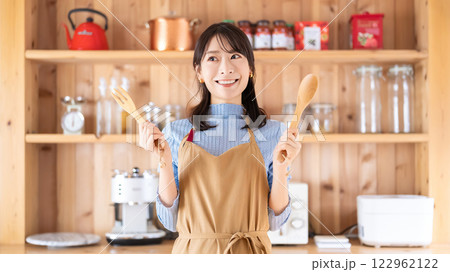 キッチンで料理をする女性のイメージ キッチンで料理をする女性のイメージ 122962122