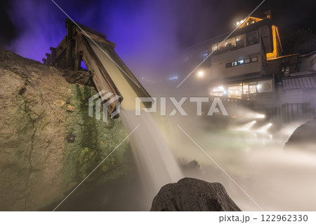 冬の草津温泉 湯畑の夜景 冬の草津温泉 湯畑の夜景 122962330