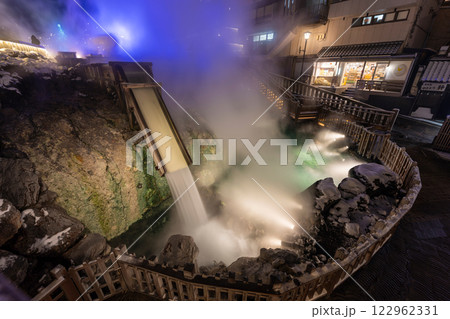 冬の草津温泉　湯畑の夜景 122962331