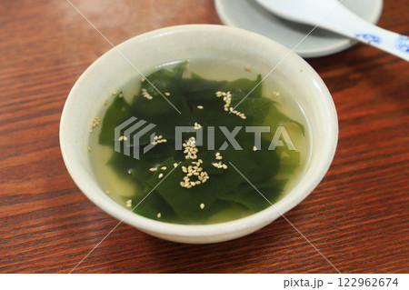 素朴な味わいを楽しむ。シンプル、わかめスープ（湯気あり） 122962674