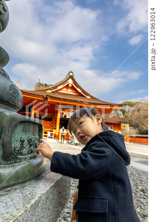 神社でお参りをする男児 神社でお参りをする男児 122963014