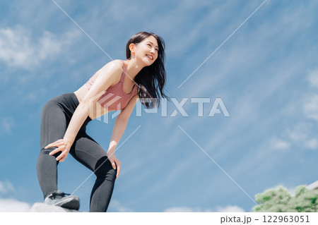 若い女性の屋外フィットネスイメージ 122963051