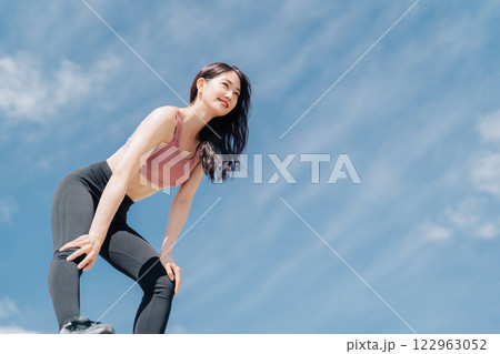 若い女性の屋外フィットネスイメージ 122963052