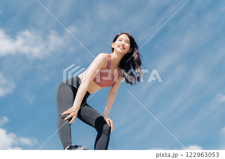 若い女性の屋外フィットネスイメージ 若い女性の屋外フィットネスイメージ 122963053