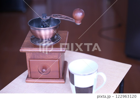 コーヒーミルとカップ コーヒーミルとカップ 122963120