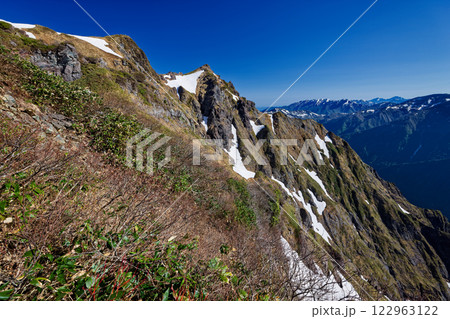 西黒尾根の登りから見る谷川岳山頂と巻機山・越後駒ヶ岳の眺め 122963122