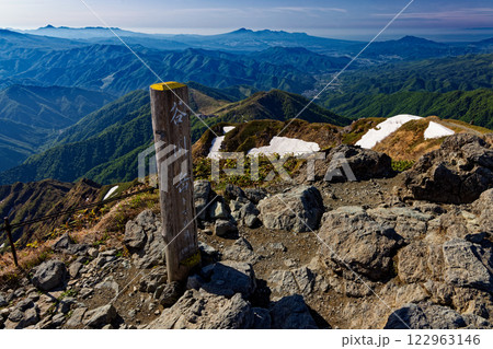 初夏の谷川岳・トマの耳の風景 122963146
