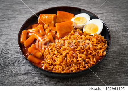 Korean instant noodles with Korean rice cake and fish cake and boiled egg 122963195