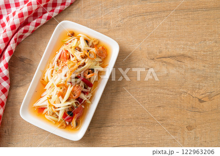 Som Tum - Spicy papaya salad 122963206
