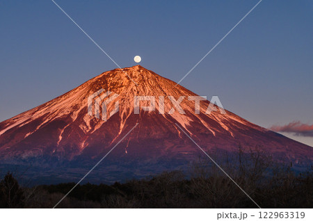 富士山頂に満月が重なる瞬間・パール富士 富士山頂に満月が重なる瞬間・パール富士 122963319