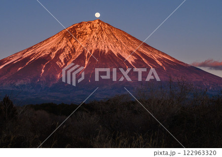 富士山頂に満月が重なる瞬間・パール富士 富士山頂に満月が重なる瞬間・パール富士 122963320