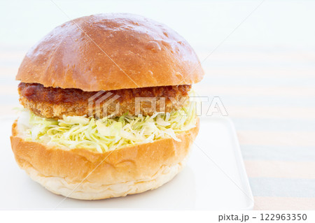おいしいメンチカツバーガー おいしいメンチカツバーガー 122963350
