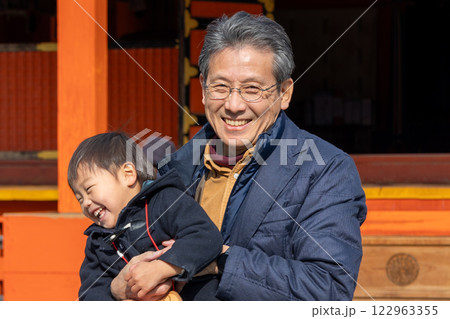 神社でお参りをする男児 122963355